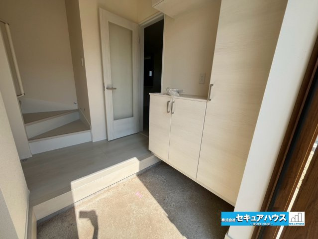 【同施工物件ご案内可】東浦町大字緒川字天白　全3棟の玄関|【玄関イメージ】
◆お家に出会う人々を迎える玄関だからこそ、広々清潔感あふれる空間にしたいものです。採光・通風にも配慮された設計で毎日明るい空間をキープします♪