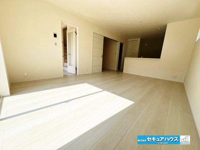 【同施工物件ご案内可】東浦町大字緒川字天白　全3棟の洋室|【LDK】
◆通学から帰宅し、リビングルームで会話を楽しむ子ども達。リビングから臨む景色は太陽色に染まり、解放感溢れゆったりとしたひと時を過ごすことが出来る素敵な空間です。