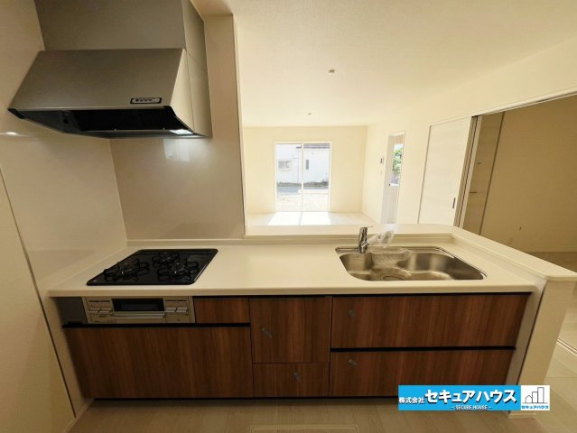 【同施工物件ご案内可】東浦町大字緒川字天白　全3棟のキッチン|【キッチン】
◆同時にたくさんの料理が調理できる。「焼く・蒸す・煮る」の工程を同時進行で進めることができるので、料理を素早く作ることができます。育児でバタバタ忙しいママに嬉しい♪