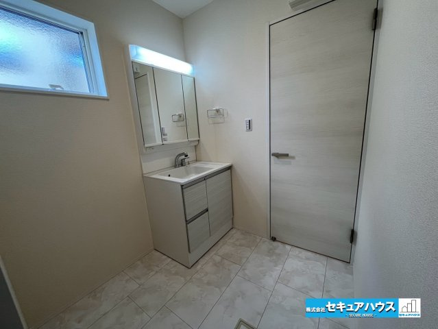 【同施工物件ご案内可】東浦町大字緒川字天白　全3棟の独立洗面台|【洗面台】
◆鏡の裏にはたっぷりと収納スペースを標準装備！
◆電源を付属しているのでドライヤーなど利用できます。