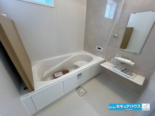 【同施工物件ご案内可】東浦町大字緒川字天白　全3棟の浴室|【浴室】
◆アクセントパネルで落ち着きのある雰囲気を演出します。毎日の疲れを癒やすバスタイムをお楽しみ下さい！
◆窓付きで、カビの繁殖を抑える効果があります。
