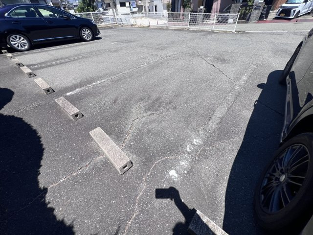タウンハウス今寺2の駐車場