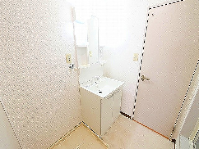 コーポＮＫの洗面所|明るい洗面所です