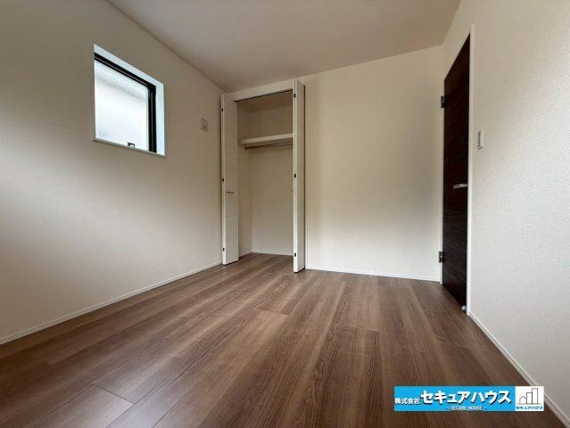 【同施工物件ご案内可】東浦町大字緒川字天白　全3棟の内観：施工例|【洋室イメージ】
◆家族一人ひとりの大切なプライベート空間。趣味に合わせて使って頂けるようシンプルに仕上げてあります。暮らし心地を大きく左右する収納を、適材適所に配置し使い勝手を考慮しました。　