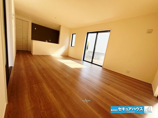 【今からご案内可】東浦町大字緒川字天白　全3棟の居間・リビング|【LDK】
◆通学から帰宅し、リビングルームで会話を楽しむ子ども達。リビングから臨む景色は太陽色に染まり、解放感溢れゆったりとしたひと時を過ごすことが出来る素敵な空間です。