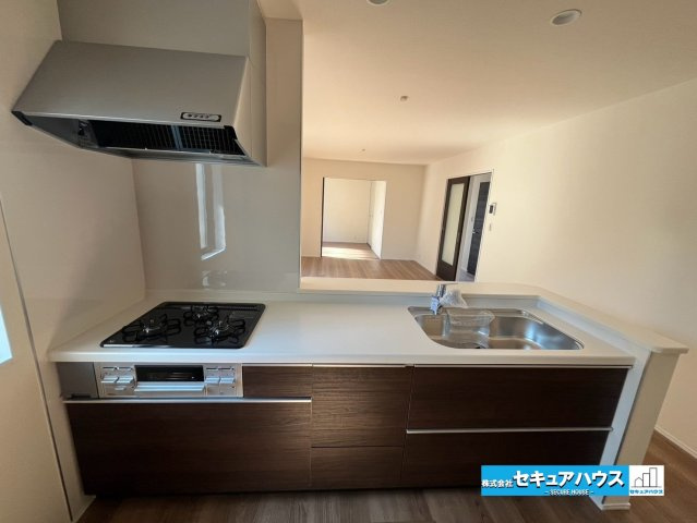 【今からご案内可】東浦町大字緒川字天白　全3棟のキッチン|【キッチン】
◆同時にたくさんの料理が調理できる。「焼く・蒸す・煮る」の工程を同時進行で進めることができるので、料理を素早く作ることができます。育児でバタバタ忙しいママに嬉しい♪