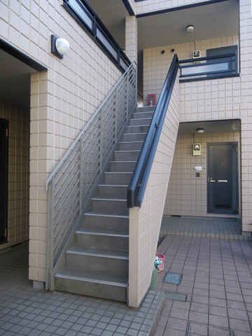 クレール鷺沼のエントランス|共用階段