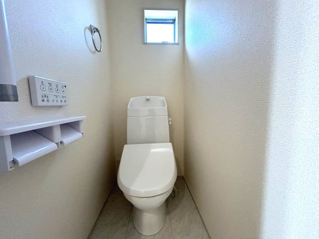 リーブルガーデンS第12富士見町時沢　３号棟のトイレ|2階トイレです。清潔感のある白を基調としています。