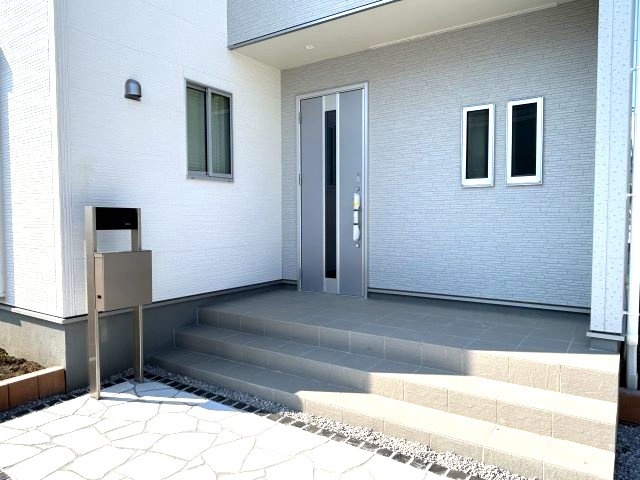 リーブルガーデンS第12富士見町時沢　３号棟の玄関|玄関前も広々しています