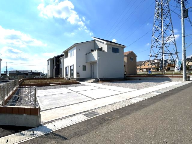 リーブルガーデンS第12富士見町時沢　３号棟の駐車場|駐車場も広々、出し入れもしやすいですよ♪