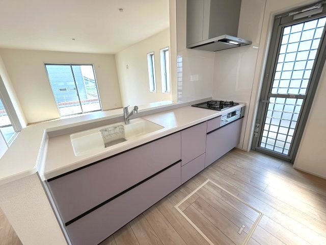 リーブルガーデンS第12富士見町時沢　３号棟のキッチン|人気のカウンターキッチン採用です☆
コンロも３口ご用意しています！調理スペースも広くストレスなくお料理できます。
浄水器つきなので美味しいお水も飲めますよ♪