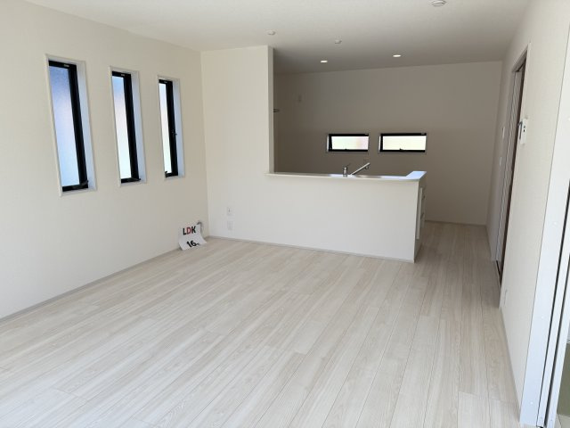 リーブルガーデンS第12富士見町時沢　３号棟の居間・リビング|【イメージ画像】ゆったり過ごせる16帖リビングです
人気の対面式キッチンを配した空間はお好みの家具も合わせやすく、家族がくつろぐ快適な空間造りをサポート。窓からは明るい陽光が差し込みます。