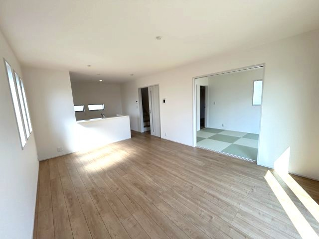リーブルガーデンS第12富士見町時沢　３号棟の居間・リビング|ゆったり過ごせる16帖リビングです
人気の対面式キッチンを配した空間はお好みの家具も合わせやすく、家族がくつろぐ快適な空間造りをサポート。窓からは明るい陽光が差し込みます。