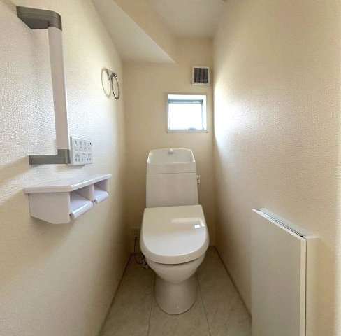 リーブルガーデンS第12富士見町時沢　３号棟のトイレ|1階トイレです。清潔感のある白を基調としています。
温水洗浄・便座暖房機能の付いた快適なトイレです☆