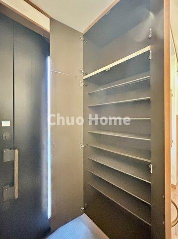江戸川区東松本1丁目中古住宅の玄関|【玄関】玄関には大型のシューズクローゼットを設置しておりますのでいつでもスッキリりとした空間を保てます。玄関周りを清潔に使うのはとても大事なことですよね。