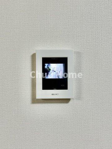 江戸川区東松本1丁目中古住宅のセキュリティ|【モニターホン】誰が来たかすぐにわかるカラーモニター付きインターホン。通話ボタンを押すまでは室内の音は漏れていませんので相手を確かめてから応対できます。