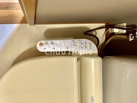 江戸川区東松本1丁目中古住宅の内装|【ウォシュレット】清潔に使いたいお手洗いには最適な設備です。もちろんウォームレットも標準装備です。