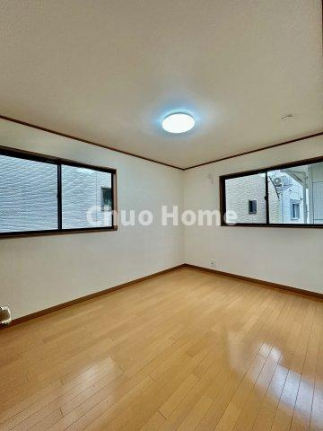 江戸川区東松本1丁目中古住宅の寝室|【寝室】心と体をゆったりと安らげる主寝室。寝室のゆとりが大きい分だけ、暮らしの安らぎは深まります。一日の疲れを癒すだけでなく、ご夫婦の親密な語らいを紡ぎ出します