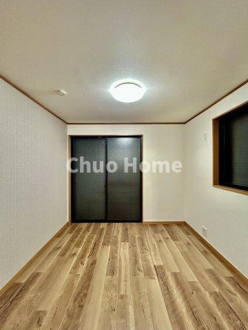江戸川区東松本1丁目中古住宅の子供部屋|【子供部屋】お子様を持つ家庭の約6割が「家族や子どものため」に購入を希望。入学後の転校を避け、広い空間でのびのび育てたいなどの親心が、家探しのきっかけになっているようです。