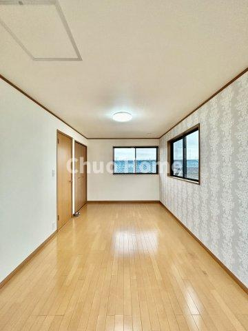 江戸川区東松本1丁目中古住宅の洋室|【洋室】快適に過ごす条件は、一人ひとり違います。だからこそ飾り過ぎないシンプルな内装と偏り過ぎないデザインで統一しております。居住していく中でオーナー様だけの【マイホーム】に創り上げて下さい