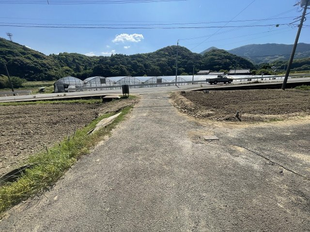 横手町古家付き土地の前面道路含む現地写真