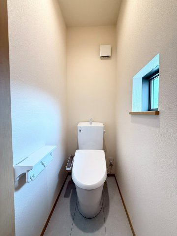 清水町長沢618番　新築戸建　全２棟　A号棟　のトイレ|各階にトイレがあるため、朝の支度もスムーズにすすみます。