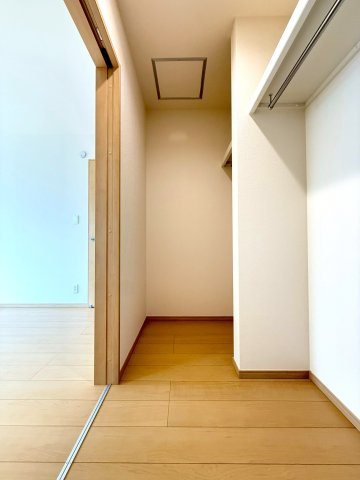 清水町長沢618番　新築戸建　全２棟　A号棟　の収納|WIC付きの居室。家族の衣類などしっかり収納できます。