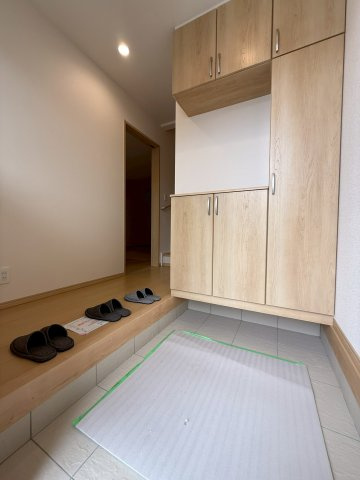 清水町長沢618番　新築戸建　全２棟　A号棟　の玄関|収納力のあるシューズボックスにはご家族みんなも靴がスッキリ収納できます。
