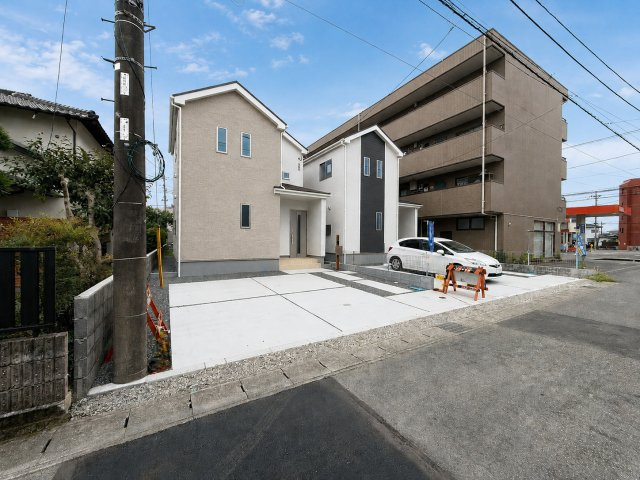 清水町長沢618番　新築戸建　全２棟　A号棟　の駐車場|駐車スペースはコンクリート仕上げになっているため、雨の日も足元が気になりません♪
