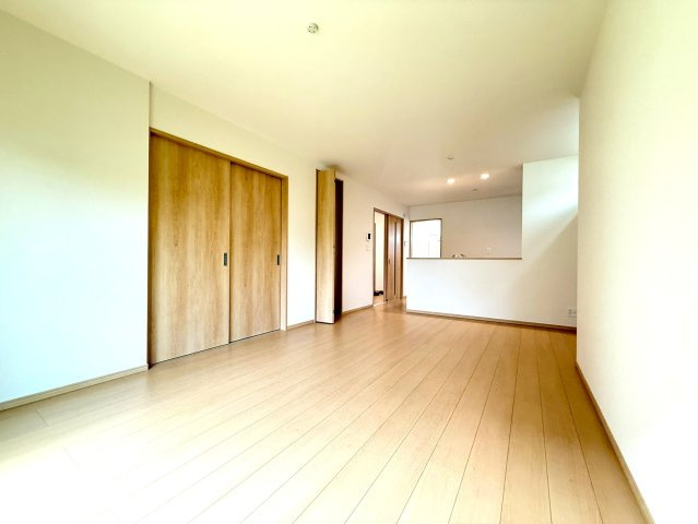 清水町長沢618番　新築戸建　全２棟　A号棟　の居間・リビング|明るい光が差し込むリビングは自然と家族が集まる場所になりそうですね。