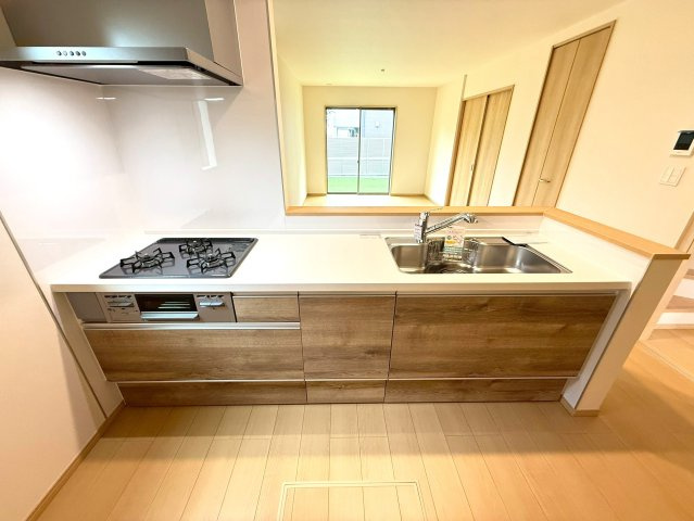 清水町長沢618番　新築戸建　全２棟　A号棟　のキッチン|開放的な対面式キッチン。キッチンからはリビング全体が見渡せます。