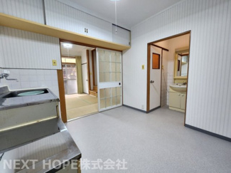 【キッチン】 | 尼崎市東園田町７丁目中古テラスハウス | キッチンから洗面化粧台・和室６帖です♪室内はたいへん綺麗です！！ぜひ現地でご確認ください！！