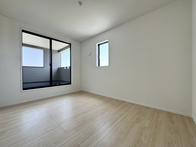豊町 第2の洋室|2F 約6帖の洋室はバルコニーへ行き来できる大きな窓があり気持ちの良い風が吹く過ごしやすい空間となっております。