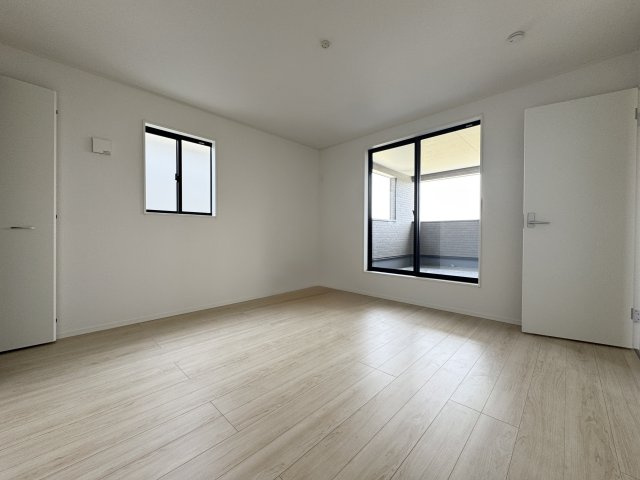 豊町 第2の洋室|2F 約8帖の洋室は広々しておりバルコニーへもすぐに行き来できますので主寝室としてお使いいただけます。