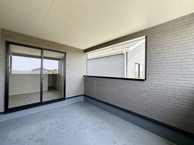 豊町 第2のバルコニー|屋根付きバルコニーは広く心地の良い風が吹くので晴れた日は洗濯物が沢山干せて気持ちが良いですね☆