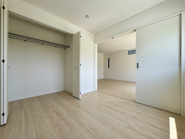 豊町 第2の洋室|リビングの隣にある約4.5帖のお部屋には大きなクローゼットが備えられており収納部屋や趣味のお部屋として活用できます。