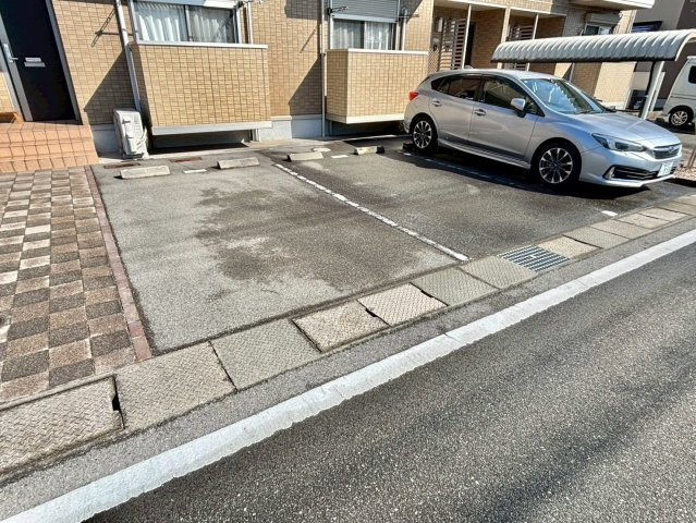 ウィル山崎の駐車場