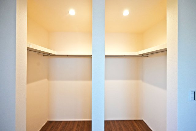 リーブルガーデン西宮市五月ケ丘新築一戸建て│3LDK＋駐車2台可の収納|-主寝室(2F)- ダウンライト付きのWICLを備えており、様々な物をすっきり収納することが出来ます。