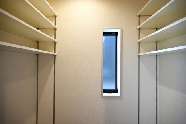 リーブルガーデン西宮市五月ケ丘新築一戸建て│3LDK＋駐車2台可の収納|1階玄関シューズクロークの内観写真です。 収納庫内は可動棚になっているので靴のサイズに合わせて棚の高さを変更できます。