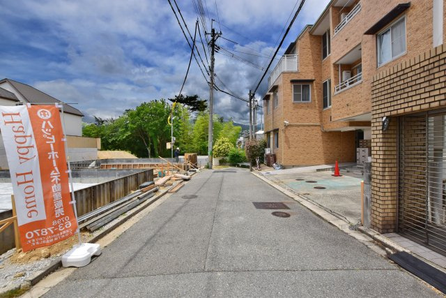 リーブルガーデン五月ケ丘新築戸建│2階建3LDKの前面道路含む現地写真|北側前面道路　幅員約4ｍ