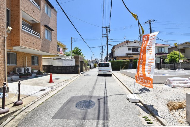 リーブルガーデン西宮市五月ケ丘新築一戸建て│3LDK＋駐車2台可の前面道路含む現地写真|北側前面道路　幅員約4ｍ