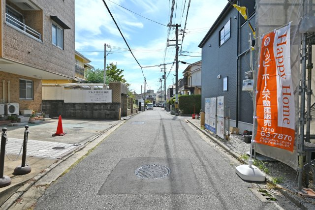 リーブルガーデン西宮市五月ケ丘新築一戸建て│3LDK＋駐車2台可の前面道路含む現地写真|北側前面道路　幅員約4ｍ