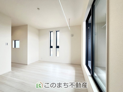 【洋室】 | LiveleGarden.S幸手東4丁目　2号棟 | 同社施工物件写真。※建具やフローリング、その他仕様が異なる場合がございます。

