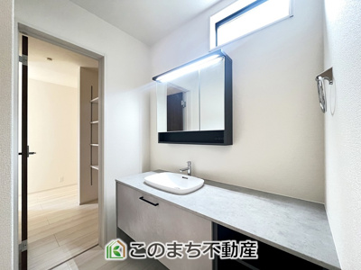 【洗面所】 | LiveleGarden.S幸手東4丁目　2号棟 | 同社施工物件写真。※建具やフローリング、その他仕様が異なる場合がございます。