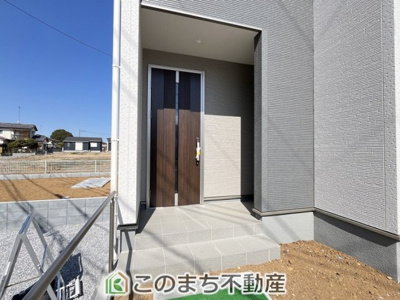 【玄関】 | LiveleGarden.S幸手東4丁目　2号棟 | 同社施工物件写真。※建具やフローリング、その他仕様が異なる場合がございます。