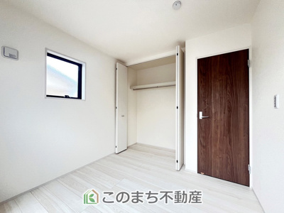【洋室】 | LiveleGarden.S幸手東4丁目　2号棟 | 同社施工物件写真。※建具やフローリング、その他仕様が異なる場合がございます。