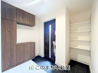 【玄関】 | LiveleGarden.S幸手東4丁目　2号棟 | 同社施工物件写真。※建具やフローリング、その他仕様が異なる場合がございます。

