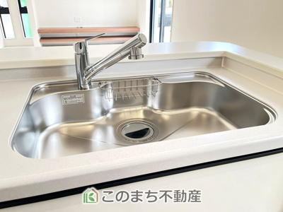 【キッチン】 | LiveleGarden.S幸手東4丁目　2号棟 | 同社施工物件写真。※建具やフローリング、その他仕様が異なる場合がございます。
