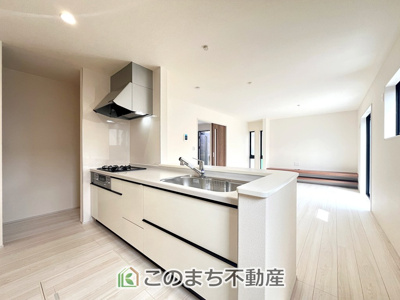 【居間・リビング】 | LiveleGarden.S幸手東4丁目　2号棟 | 同社施工物件写真。※建具やフローリング、その他仕様が異なる場合がございます。
