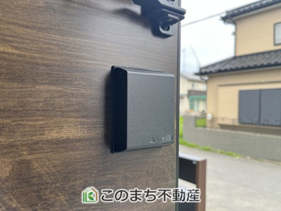 【防犯設備】 | LiveleGarden.S幸手東4丁目　2号棟 | 同社施工物件写真。※建具やフローリング、その他仕様が異なる場合がございます。
